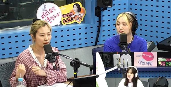 볼빨간사춘기(왼쪽)가 SBS 러브FM ‘박소현의 러브게임’에서 신곡에 대해 소개했다. 보이는 라디오 캡처