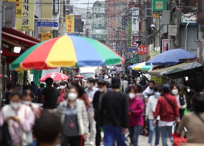 26일 서울 마포구 망원시장이 시민들로 북적이고 있다. 소상공인 매출이 대구, 경북 지역을 제외하고 뚜렷한 회복세를 보이고 있다. 연합뉴스