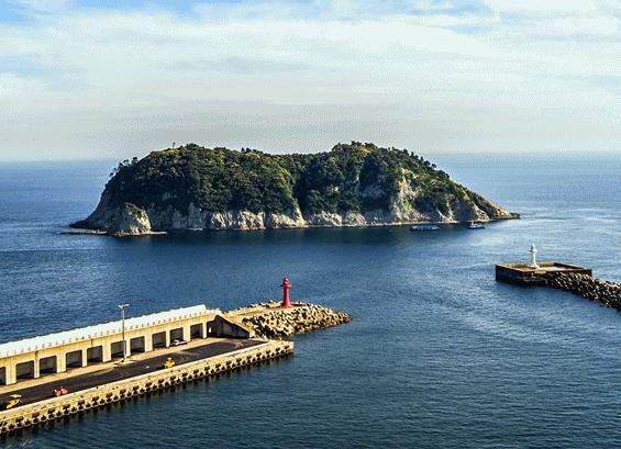 제주도는 세계적인 스킨스쿠버 명소인 서귀포시 문섬 일대를 해중경관지구로 조성한다. 사진은 서귀포항 앞쪽에 위치한 문섬 전경. 제주도 제공.