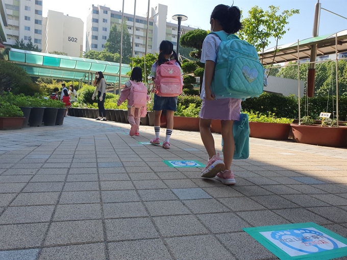 27일 오전 수원시 선일초등학교 1학년 학생들이 거리두기를 하며 교실로 들어가고 있다. 임명수 기자