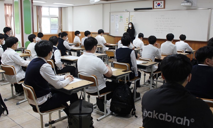 제주제일중 3학년 4반 담임 교사가 27일 오전 제주제일중 교실에서 학생들과 등교개학 첫 아침조회를 하며 인사를 나누고 있다. 제주=뉴시스