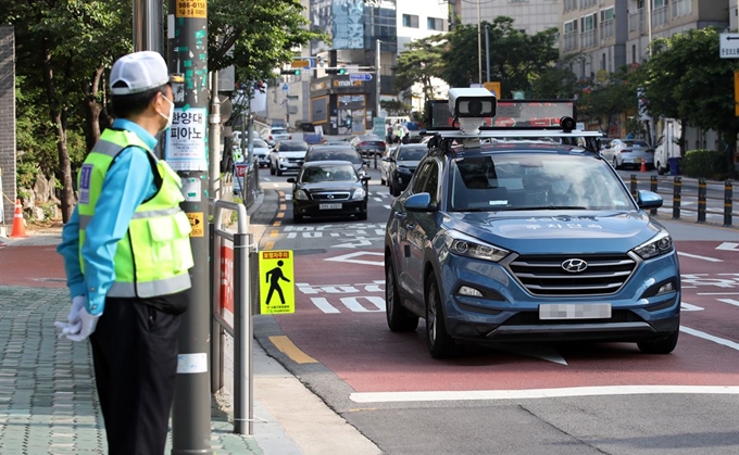 27일 오전 서울 성북구 정덕초등학교 앞에서 성북구청 주차단속차량이 어린이보호구역 내 교통법규 위반 차량을 단속하고 있다. 연합뉴스