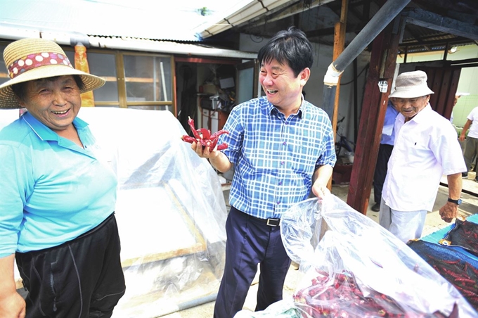 강원 화천군이 한국매니페스토실천본부가 실시한 민선 7기 기초단체장 공약 이행 및 정보공개 평가에서 SA등급을 받았다. 최문순(가운데) 군수가 화천군 사내면의 한 농가를 찾아 주민들과 이야기를 나누고 있다. 화천군 제공