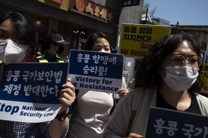 노동자연대 학생그룹, 한국 대학생, 홍콩 유학생이 27일 서울 중구 중국대사관 앞에서 기자회견을 열고 중국 정부의 홍콩 국가보안법 제정 시도를 규탄하고 있다. 최원석 기자