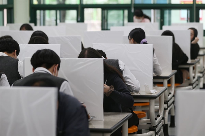 고3 등교수업 첫 날인 지난 20일, 울산 중구 함월고 학생들이 칸막이가 설치된 급식실에서 점심을 먹고 있다. 울산=연합뉴스