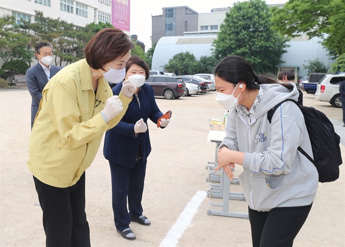 유은혜 사회부총리 겸 교육부 장관이 22일 오전 서울 종로구 덕성여자고등학교를 방문, 등교하는 3학년 학생들을 응원하고 있다. 교육부 제공