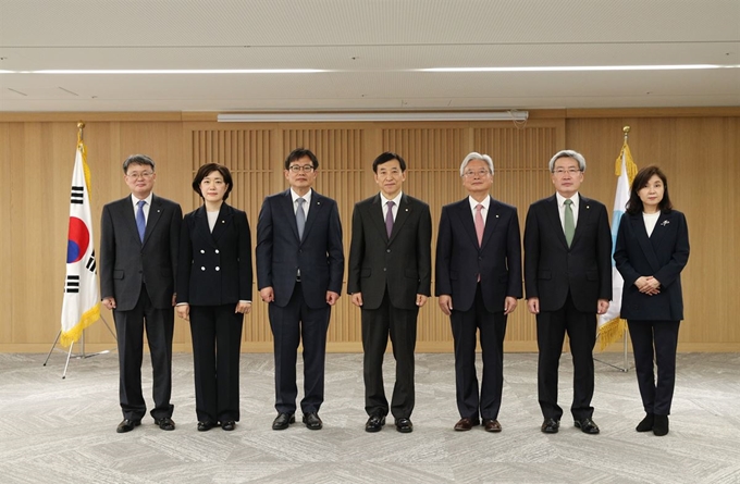 4월 21일 한국은행에서 신임 금융통화위원회 위원 임명장 전달식 직후 7명의 금통위원들이 기념사진을 촬영하고 있다. 왼쪽부터 윤면식 부총재, 서영경, 주상영 금통위원, 이주열 총재, 조윤제, 고승범, 임지원 금통위원. 한국은행 제공