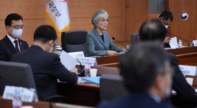 강경화 외교부 장관이 28일 오전 서울 종로구 외교부 청사에서 열린 제7차 외교전략조정 통합분과회의에서 발언하고 있다. 연합뉴스