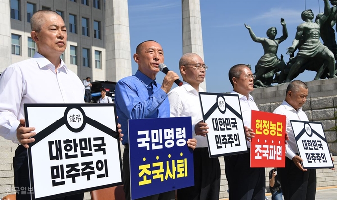 9월19일 국회 본청 앞에서 자유한국당 의원들이 릴레이 삭발을 이어간다. 이만희(왼쪽부터), 김석기, 최교일, 송석준, 장석춘 의원이 조국 법무부 장관의 사퇴를 촉구하며 삭발을 마친 후 '조국 사퇴' 구호를 외치고 있다. 오대근 기자