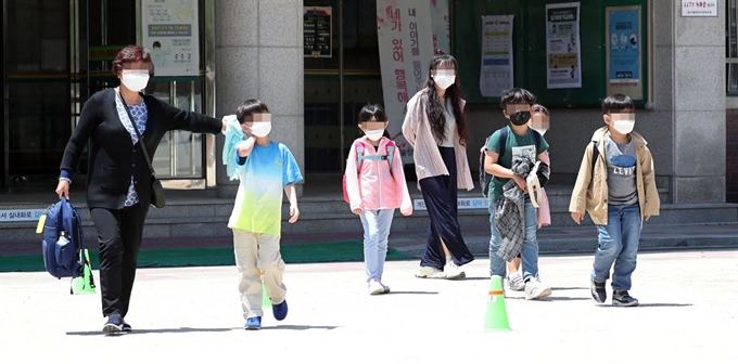 27일 오후 서울 성북구 정덕초등학교에서 1, 2학년 학생들이 하교하고 있다.