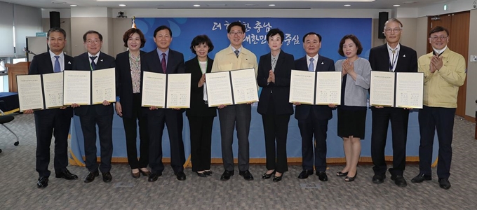 충남도는 28일 도청 접견실에서 양승조(맨 가운데) 지사를 비롯해 산하 의료원 원장 등이 참석한 가운데 간호장학사업 확대를 위한 업무협약을 체결했다. 충남도 제공