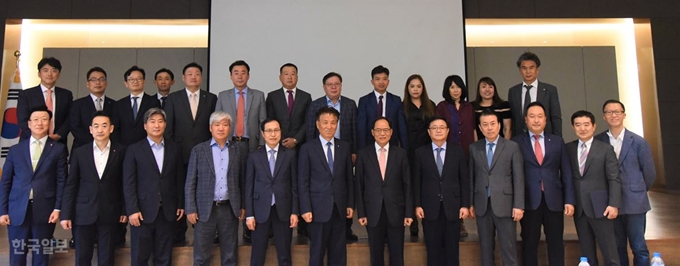 [저작권 한국일보] 28일 주베트남 한국대사관에서 열린 코로나19 사태 관련 포상 및 감사장 수여식에서 포상자와 그의 가족들이 모여 기념 사진을 찍고 있다. 하노이=정재호 특파원