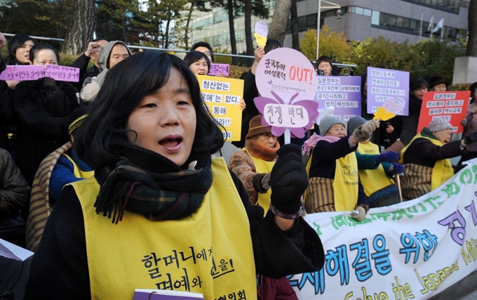 2010년 11월 10일 서울 중학동 일본대사관앞에서 한국정신대문제대책협의회 20주년을 앞두고 열린 '일본군 위안부 문제 해결을 위한 정기수요시위'에서 윤미향 당시 상임대표가 구호를 외치고 있다. 신상순 기자