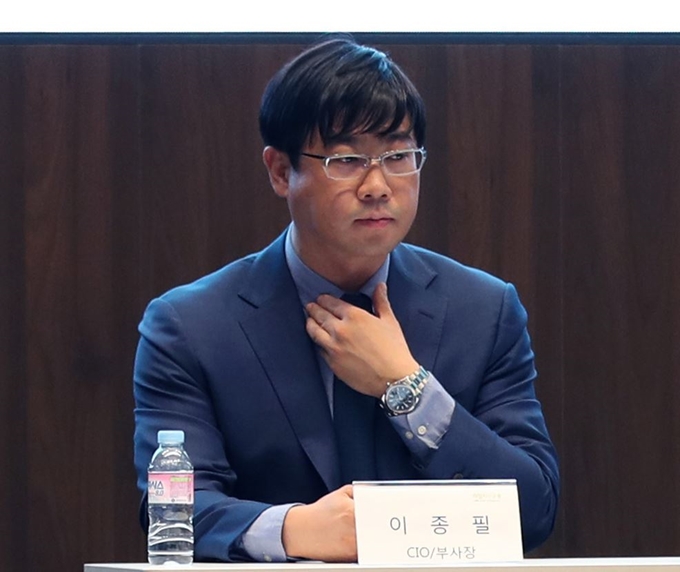 이종필 전 라임자산운용 부사장이 지난해 10월 서울 여의도에서 열린 라임 펀드 환매 중단 관련 기자회견에 참석해 발언을 준비하고 있다. 연합뉴스