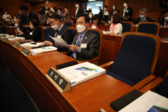 20일 오전 국회 헌정기념관 대강당에서 열린 제21대 국회 초선의원 의정연찬회에 더불어민주당 윤미향 당선인의 자리가 비어있다. 연합뉴스