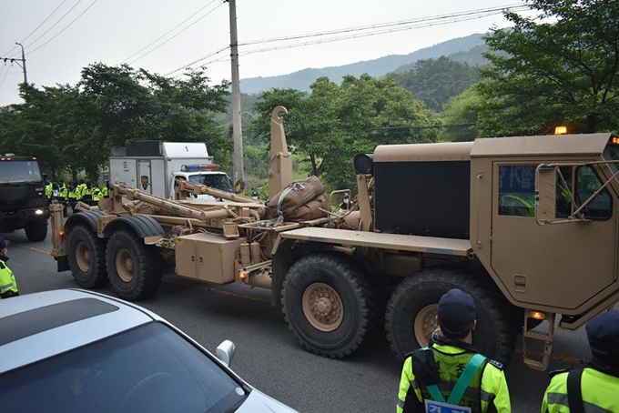 29일 오전 경북 성주 고고도미사일방어체계(THAAD·사드) 기지에 군 장비들이 들어가고 있다. 소성리종합상황실 제공