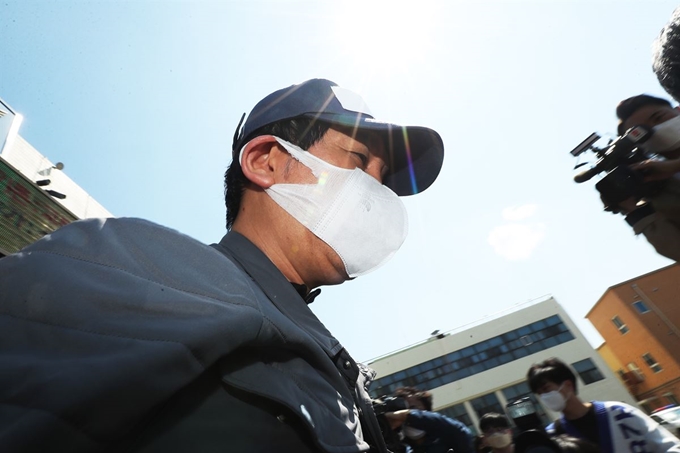 라임자산운용 사태의 전주(錢主)이자 정관계 로비의 핵심 인물로 지목된 김봉현 전 스타모빌리티 회장이 수원여객의 회삿돈 241억원을 빼돌린 혐의로 구속 전 피의자 심문을 받기 위해 지난달 26일 오후 경기 수원남부경찰서 유치장에서 나오고 있다. 연합뉴스