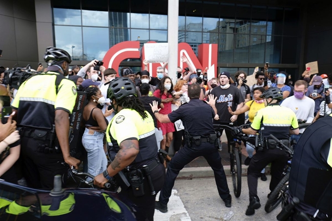 경찰의 흑인 과잉 진압에 분노한 시위가 연일 벌어지는 미국에서 29일 조지아주 애틀란타 CNN방송사 건물 앞으로 시위대가 모여들면서 경찰과 충돌하고 있다. 애틀란타= AP 연합뉴스