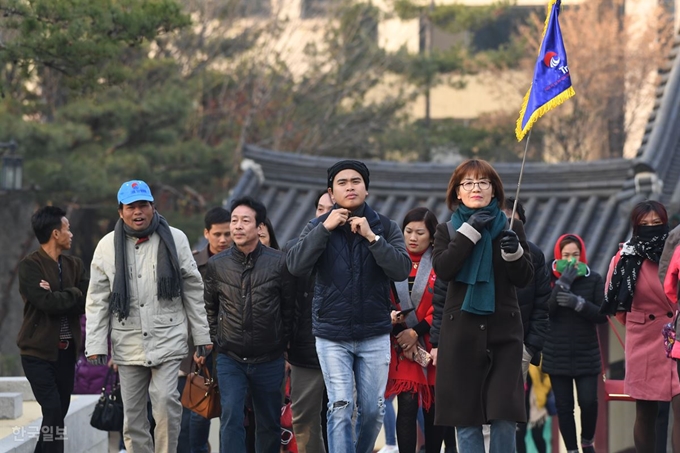 [저작권 한국일보] 중국인 관광객들이 서울 한옥마을을 관람하고 있다. 한국일보 자료사진