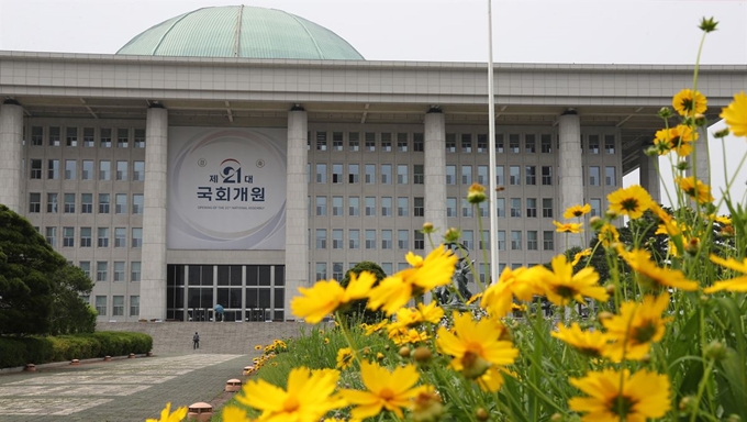 21대 국회 임기가 시작된 첫 주말인 31일 서울 여의도 국회 본청에 21대 국회 개원 축하 현수막이 설치돼 있다. 연합뉴스