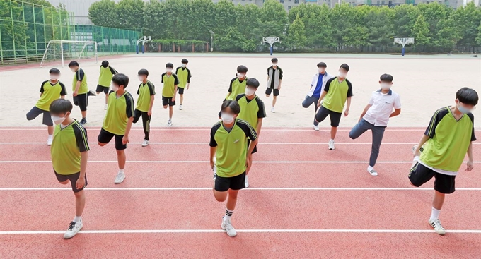 초ㆍ중ㆍ고 3차 등교 수업이 실시된 3일 오전 경기도 과천시 별양동 과천고등학교에서 1학년 학생들이 마스크를 쓴 채 체육 수업을 듣고 있다. 뉴스1