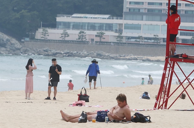 절기상 망종인 5일 오후 부산 해운대 해수욕장 백사장에서 외국인 남성이 태닝을 즐기고 있다. 연합뉴스