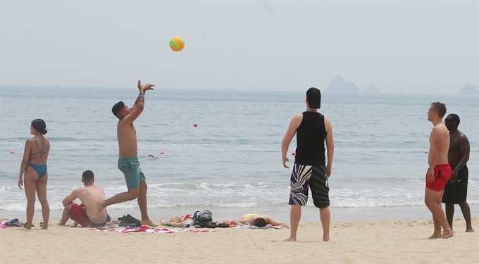 절기상 망종인 5일 오후 부산 해운대 해수욕장 백사장에서 외국인들이 스포츠를 즐기고 있다. 연합뉴스