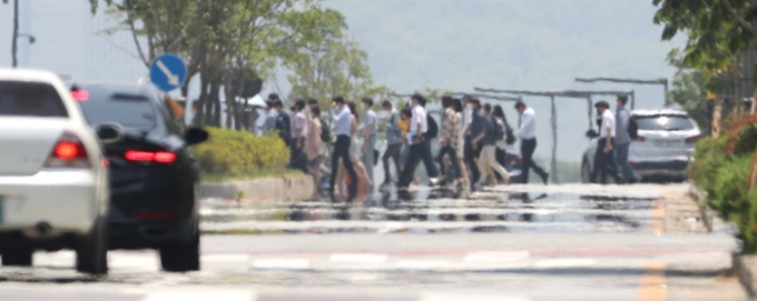 전국 곳곳에 폭염주의보가 발효되는 등 한여름 같은 날씨가 이어지는 9일 세종시 정부세종청사 인근 도로가 지열로 인해 아지랑이가 피어오르고 있다. 연합뉴스