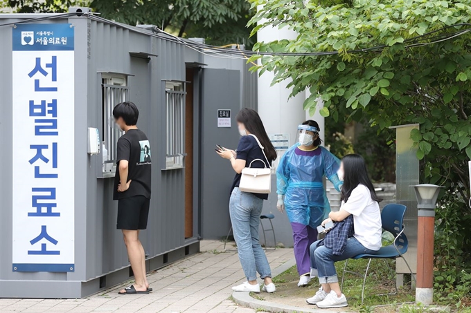 서울시가 8일부터 일반시민을 대상으로 신종 코로나바이러스 감염증(코로나19) 선제검사를 실시한다. 시민들은 증상이 없어도 검사를 받을 수 있고 검사비는 무료다. 선제검사 대상자는 시 홈페이지에서 신청을 받아 선정되며 대상자는 지정된 시립병원에 방문해 무료로 검사를 받는다. 기존에는 의사의 진단을 받았거나 검사 결과 양성 판정이 나와야 검사비가 무료였지만 이제는 무증상 일반시민도 무료검사가 가능해진 것이다. 뉴스1