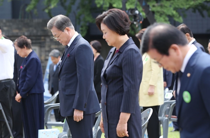 문재인 대통령과 부인 김정숙 여사가 10일 오전 서울 용산구 민주인권기념관에서 열린 6.10 민주항쟁 기념식에서 순국선열 및 호국영령, 민주화운동 희생 영령에 대한 묵념을 하고 있다. 왼쪽은 고(故) 이한열 열사 모친 배은심 여사, 오른쪽은 박병석 국회의장. 연합뉴스