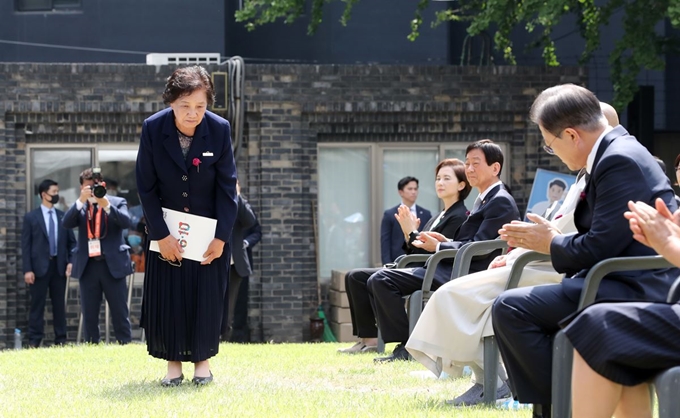 10일 오전 서울 용산구 민주인권기념관에서 열린 6·10 민주항쟁 기념식에서 고 이한열 열사 모친 배은심 여사가 '서른 세 번째 6월 10일에 보내는 편지' 낭독을 하기 위해 단상으로 향하고 있다. 연합뉴스