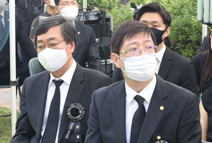 10일 오전 서울 동작구 국립서울현충원 김대중 대통령 묘역에서 열린 고(故) 이희호 여사 1주기 추도식에서 차남 김홍업 김대중평화센터 이사장(왼쪽)과 삼남 더불어민주당 김홍걸 의원이 참석하고 있다. 두 사람은 김대중 전 대통령과 이 여사의 유산을 두고 법적 분쟁 중인 것으로 알려졌다. 연합뉴스