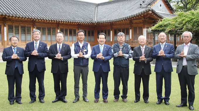 지난달 20일 서울 종로구 삼청동 총리공관에서 열린 '코로나19 위기 극복을 위한 노사정 사회적 대화' 참석자들이 '덕분에 챌린지' 기념촬영을 하고 있다. 연합뉴스