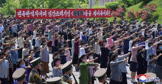 북한 조선사회주의여성동맹(여맹) 간부들과 여맹원들의 대북전단 살포 항의 군중집회가 9일 황해남도 신천박물관 앞에서 진행됐다고 조선중앙통신이 10일 보도했다. 연합뉴스