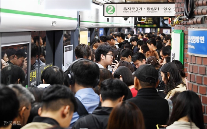 [포토] 지하철 2호선 지연 운행으로 출근길 혼잡