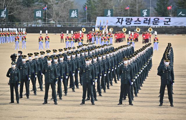 또 등장한 '여성도 군대 가자'…온라인 더 뜨겁게 달궈졌다-사회ㅣ한국일보