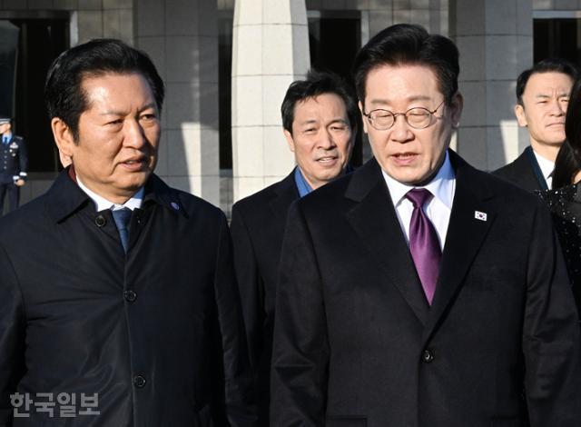 정청래, 성남공항서 "검찰개혁법안 분위기 안 좋다"... 이 대통령 "당이 숙의하길"-정치ㅣ한국일보