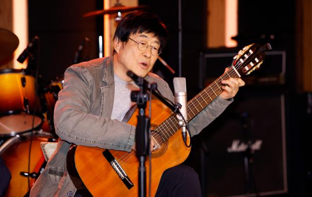 한국일보 보도 이미지(김창완 신곡 관련)