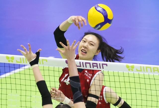 도쿄올림픽 세대 지고… '신성' 등장한 여자배구-스포츠ㅣ한국일보