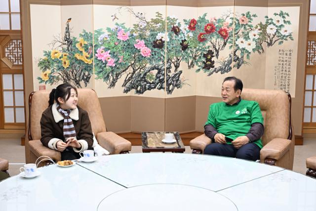 "문경시민 응원 잊지 않겠어요" 윤윤서, 미스트롯4 마치고 귀향 - 뉴스 썸네일 이미지