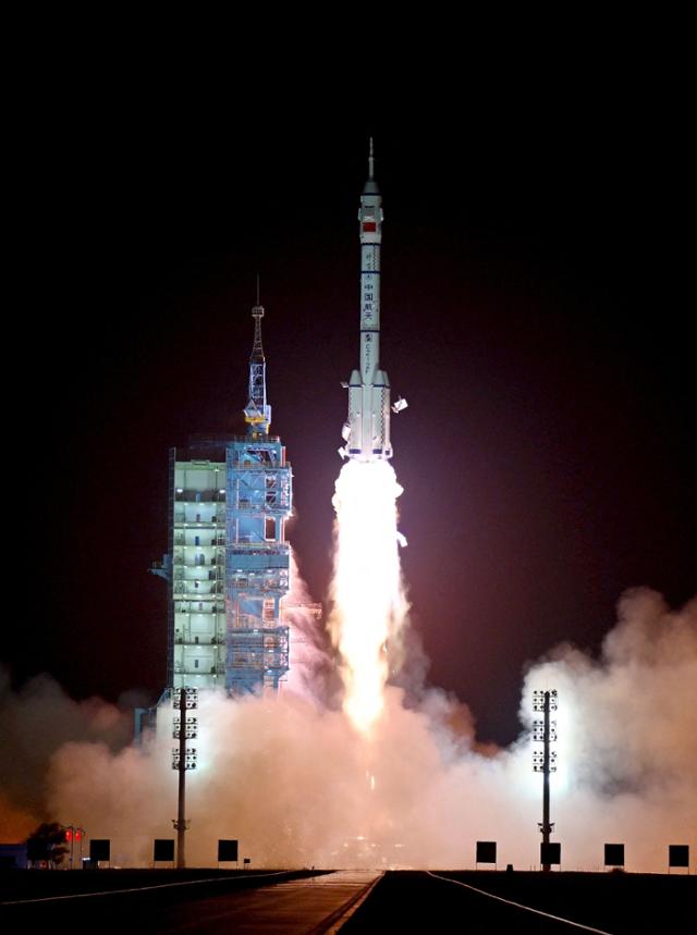 2030년 달 '리마이 보데'에 오성홍기 꽂나... 미국은 4월 달 선회비행 - 뉴스 썸네일 이미지