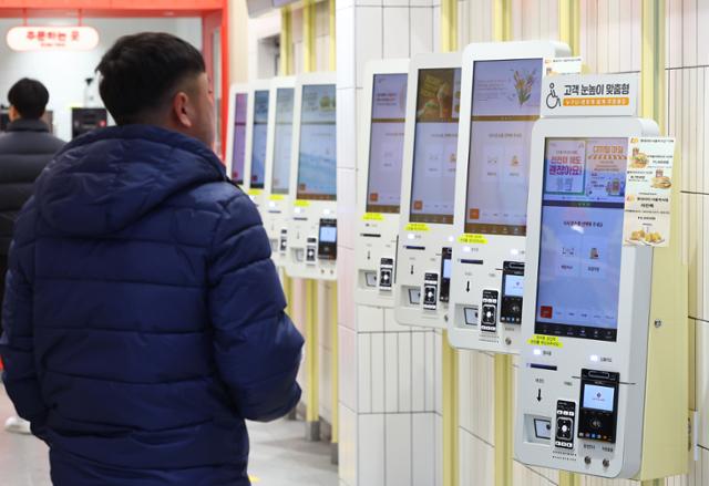 소상공인 가게에 키오스크·서빙 로봇 설치하면 최대 70% 지원 - 뉴스 썸네일 이미지