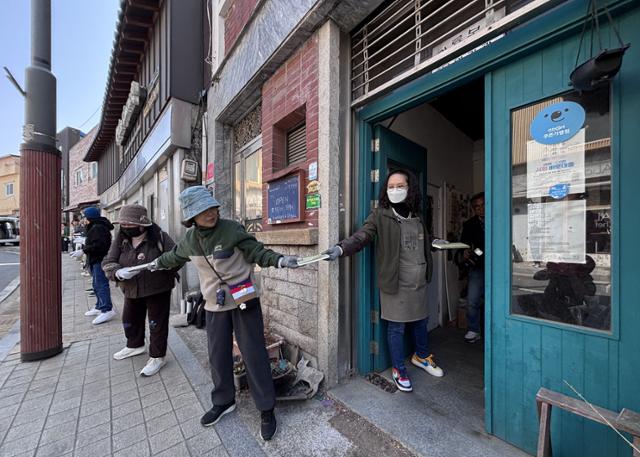 151명 '인간 띠'로 책 1만 권 옮겼다... 동네 책방의 특별한 이사 작전 - 뉴스 썸네일 이미지