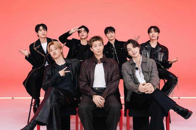 BTS '스윔' 빌보드 핫100 차트 1위...앨범·싱글 동시 석권-문화ㅣ한국일보