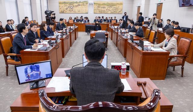 ‘전쟁 추경’이 불붙인 재생에너지 논쟁… 與 “전환 시급”, 野 “문재인 시즌2”-정치ㅣ한국일보