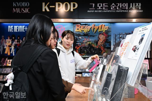 오염 없는 세상에서의 '덕질' 위해... 기후 운동 최전선에 K팝 팬이 있다... - 뉴스 썸네일 이미지