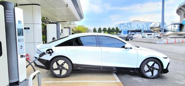포항시 전기차 충전소에서 충전 중인 전기차