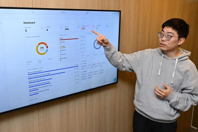 [현장]URL·코드 입력하자 공격 시작... 'AI 해커'로 보안 구멍 막는다 - 뉴스 썸네일 이미지