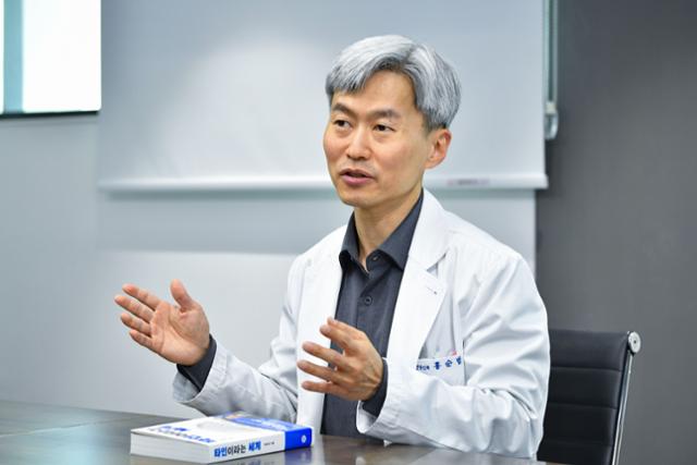 뇌가 팩트보다 '음모론'을 더 좋아하는 이유...서울대 정신과 교수가 말... - 뉴스 썸네일 이미지