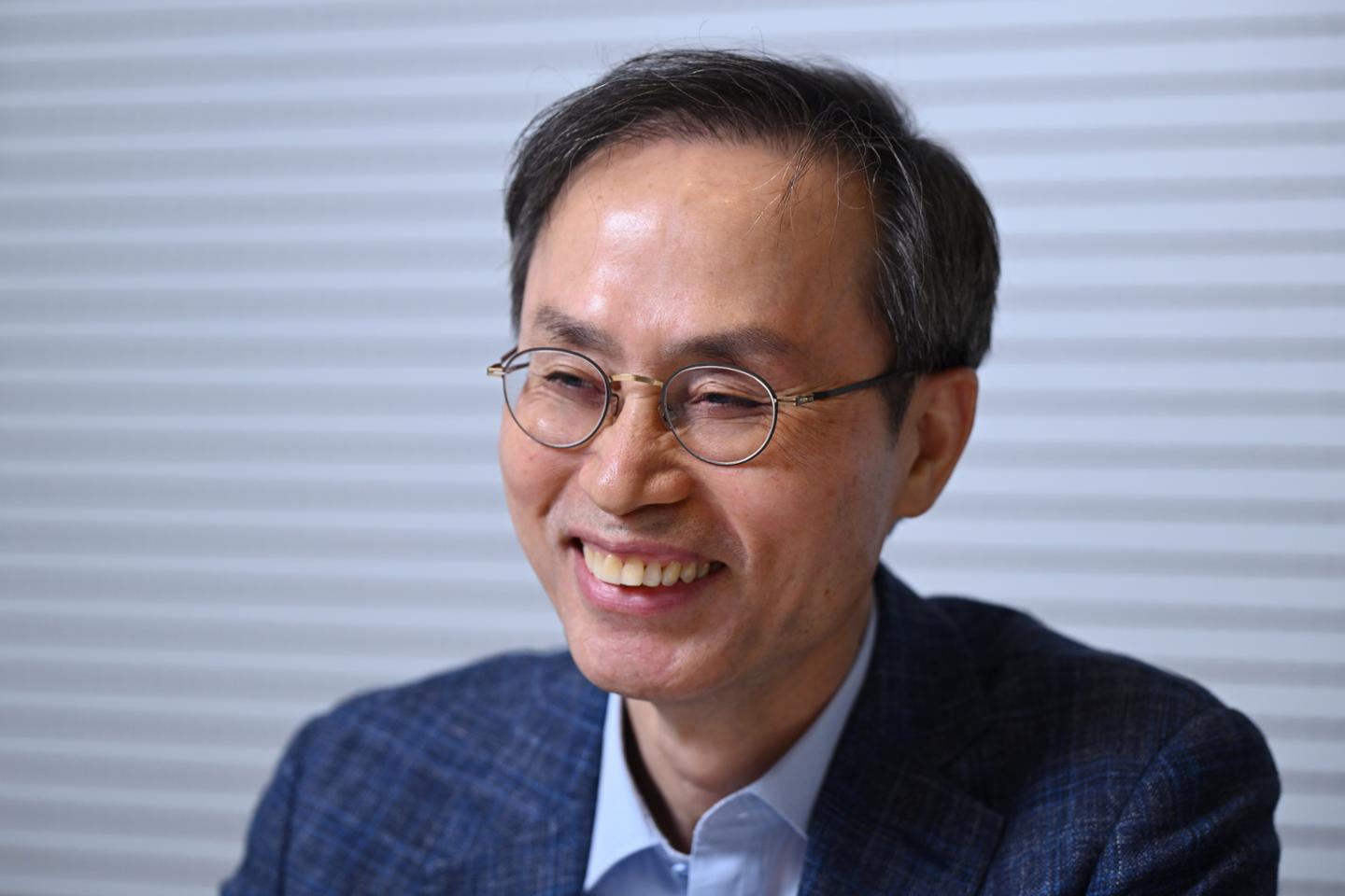 헌법 관련 도서 및 인터뷰 이미지